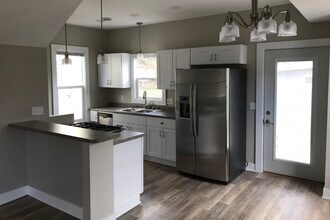 206 N Hickory St in Chaska, MN - Foto de edificio - Building Photo