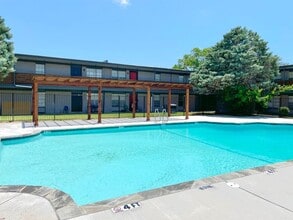 Flats on Handley:  Pool, BBQ Area, Renovated Units in Fort Worth, TX - Foto de edificio - Building Photo