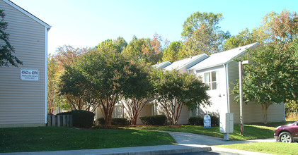 Midlands Townhomes in Williamsburg, VA - Foto de edificio - Building Photo