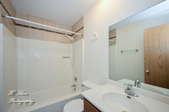 889 Jefferson Ave-Unit -D in Elgin, IL - Building Photo - Building Photo