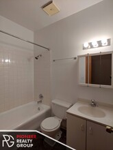 633 W Barry Ave, Unit 404 in Chicago, IL - Building Photo - Building Photo