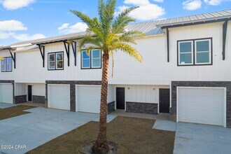 7061 Patronis Dr, Unit 4 in Panama City Beach, FL - Foto de edificio - Building Photo
