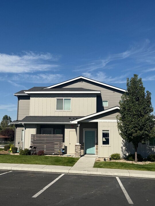 746 W Backpack Ln in Kuna, ID - Building Photo