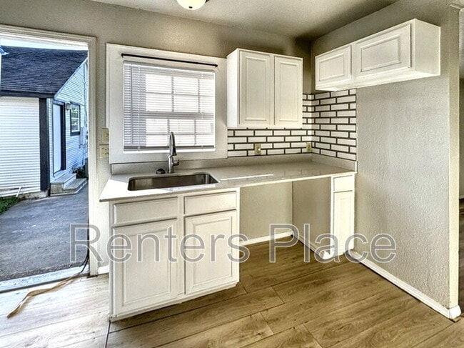 513 E 8th St in Claremore, OK - Foto de edificio - Building Photo
