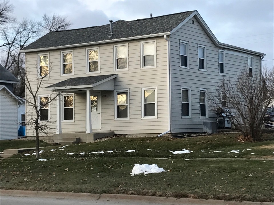 215 E 5th St in Wilton, IA - Foto de edificio