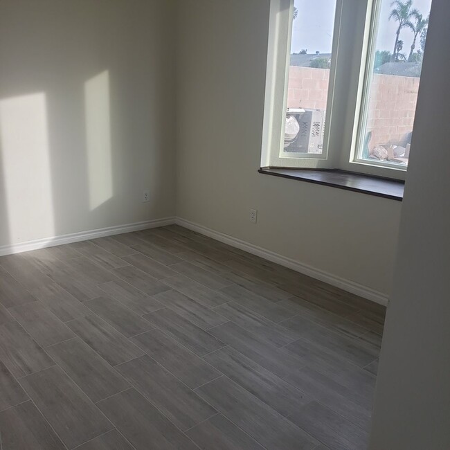 3587 Bluff St in Norco, CA - Foto de edificio - Building Photo