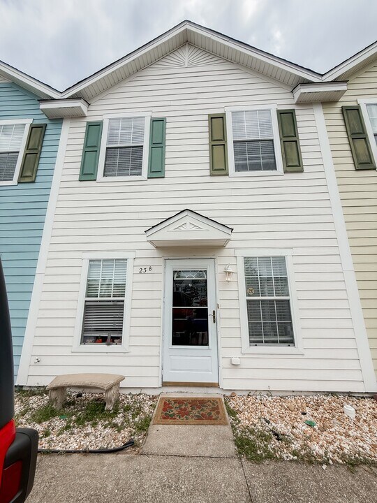 23 Old Courthouse Way in Crawfordville, FL - Building Photo