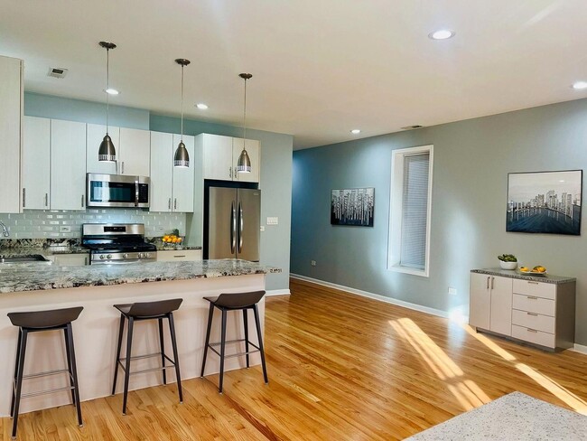 1750 W Cermak Rd in Chicago, IL - Building Photo - Building Photo