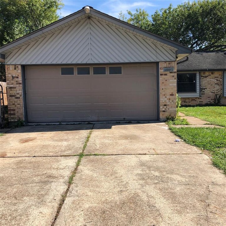 4903 Fawndale Way in Baytown, TX - Building Photo