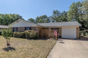 817 Edgehill Dr in Hurst, TX - Building Photo