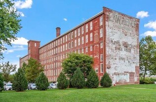 52 Lawrence Dr in Lowell, MA - Building Photo
