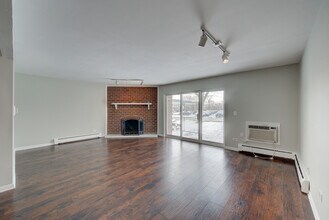 10377 Dearlove Rd in Glenview, IL - Building Photo - Building Photo