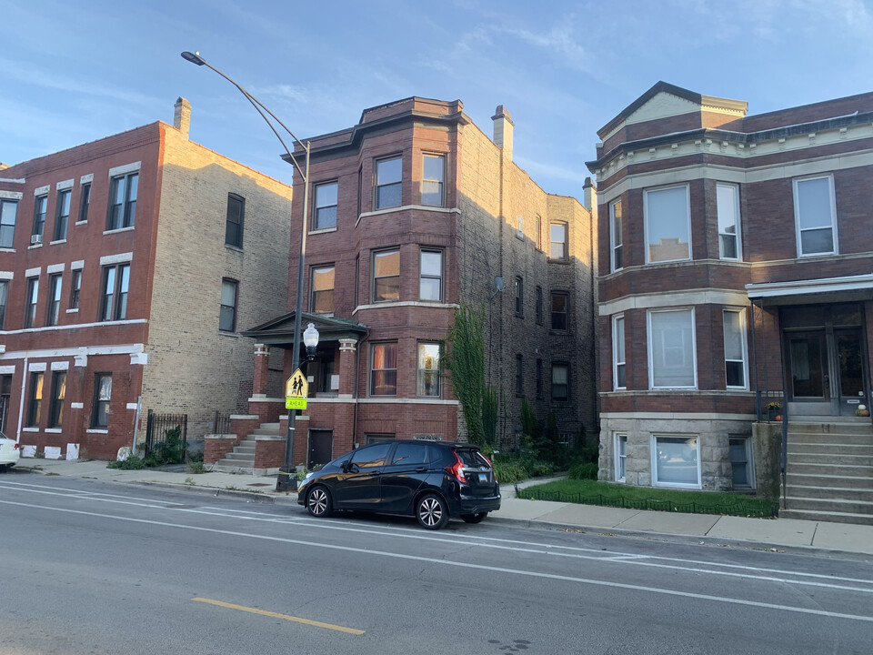 2111 W Augusta Blvd in Chicago, IL - Building Photo