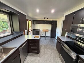 5252 116th Pl SE in Bellevue, WA - Building Photo - Building Photo