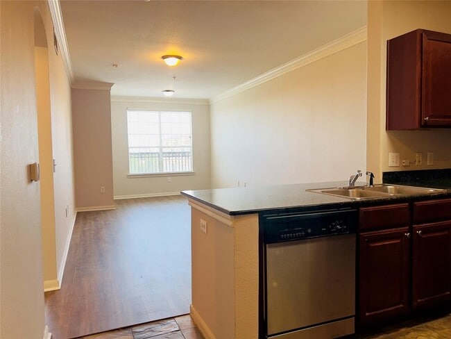 7575 Kirby Dr in Houston, TX - Building Photo - Building Photo