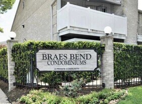 8243 Creekbend Dr in Houston, TX - Building Photo