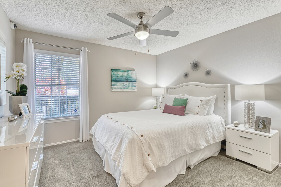 Enclave at Lake Underhill Apartments in Orlando, FL - Foto de edificio