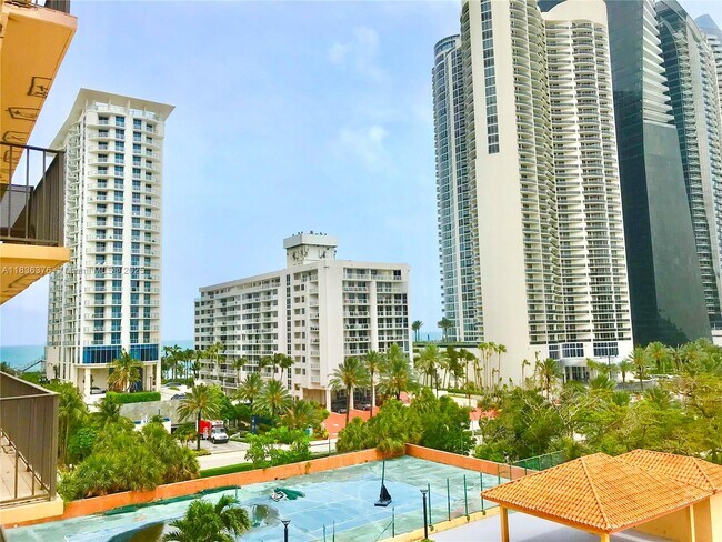 210-174 174th St in Sunny Isles Beach, FL - Building Photo - Building Photo