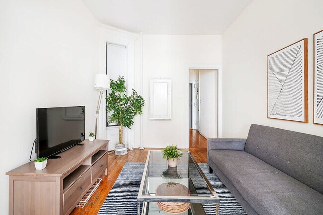 211 E 14th St in New York, NY - Foto de edificio - Building Photo