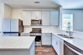 10309 American Paint Wy in Manor, TX - Foto de edificio - Building Photo