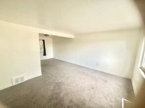 2020 Lindsay Rd in Pittsburgh, PA - Building Photo - Building Photo