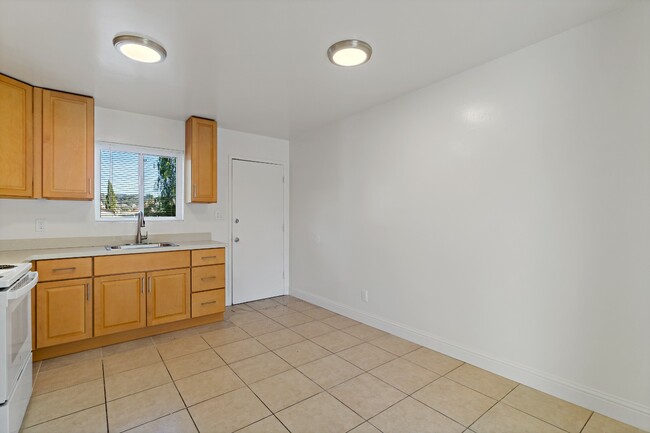 9030 Walnut St, Unit C in Oakland, CA - Building Photo - Building Photo