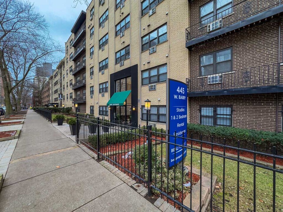 448 W Barry in Chicago, IL - Building Photo