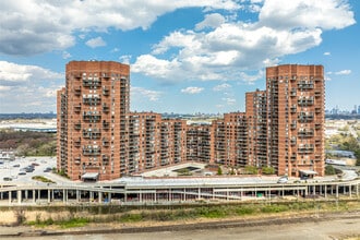 Harmon Cove Tower in Secaucus, NJ - Foto de edificio - Building Photo