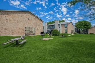 Wolfe Run in San Antonio, TX - Foto de edificio - Building Photo