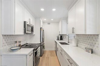 1910 Gulf Shore Blvd N, Unit 204 in Naples, FL - Building Photo - Building Photo