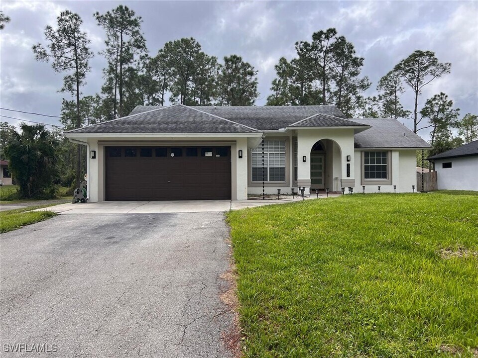 3590 10th Ave NE in Naples, FL - Building Photo