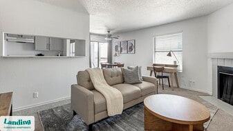 1071 Clayton Ln in Austin, TX - Building Photo