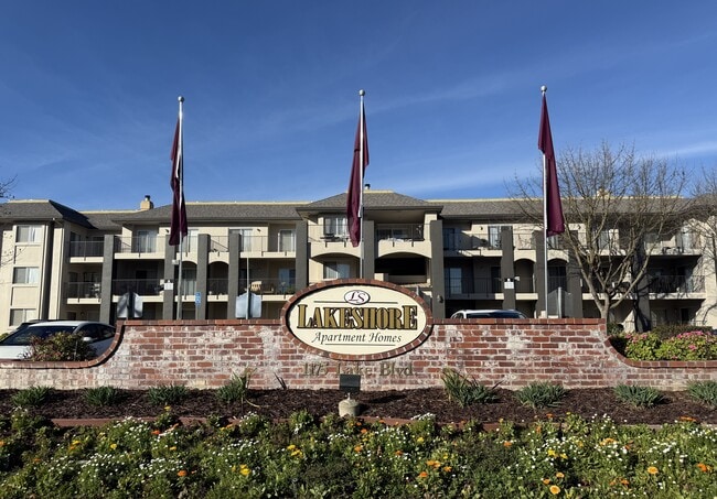 Lakeshore Apartments in Davis, CA - Building Photo - Building Photo