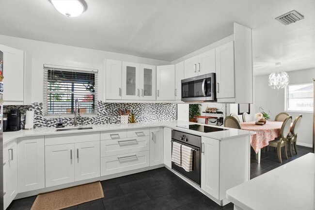 6504 Lenore Dr in Tampa, FL - Building Photo - Building Photo