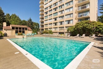 4540 8th Ave NE, Unit 502 in Seattle, WA - Foto de edificio - Building Photo