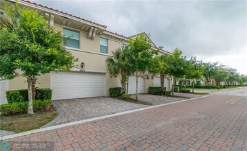 8289 Cascada Isles Dr in Hollywood, FL - Building Photo - Building Photo