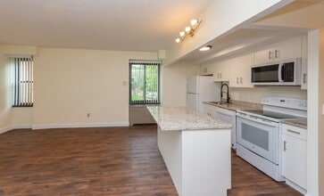 Lakewood, L.L.C. (LWD) in Hamden, CT - Building Photo - Building Photo