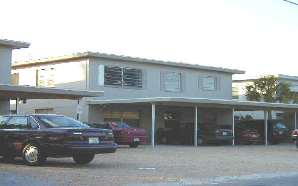 2301 Bay Blvd in Indian Rocks Beach, FL - Foto de edificio