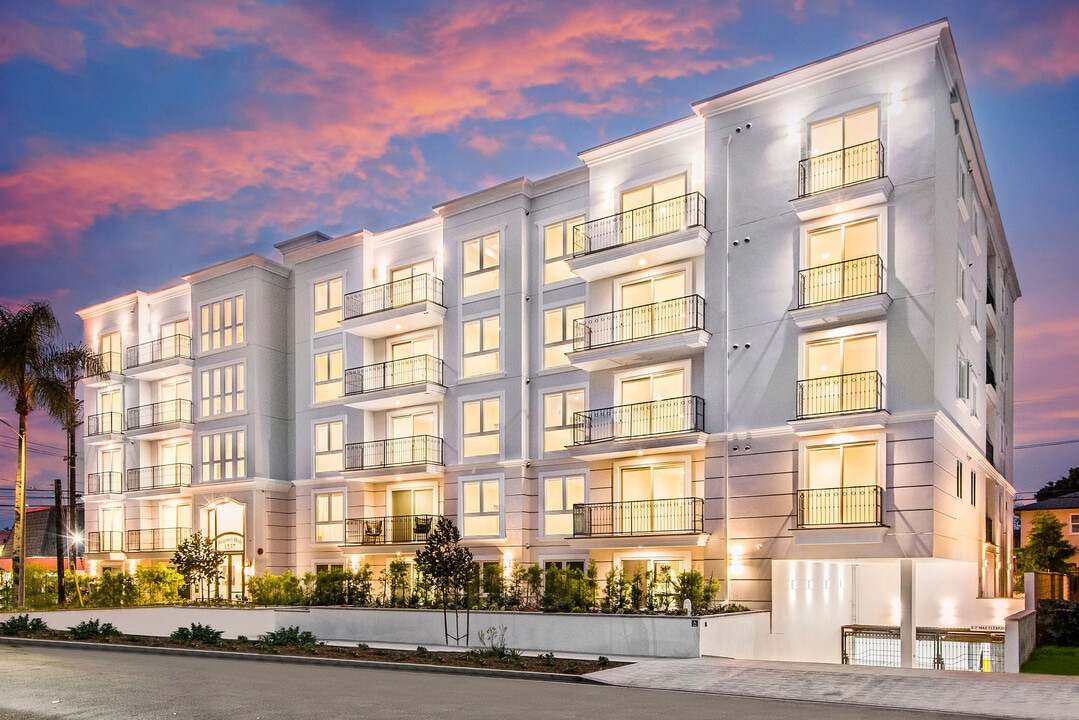 Regency Holt Apartments in Los Angeles, CA - Building Photo
