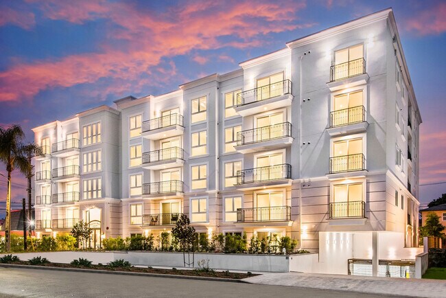 Regency Holt Apartments in Los Angeles, CA - Building Photo - Building Photo