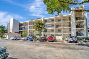 117 Lake Emerald Dr in Oakland Park, FL - Building Photo