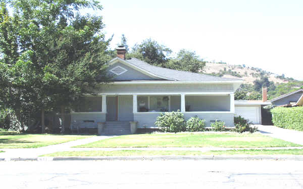 811 E Santa Paula St in Santa Paula, CA - Foto de edificio - Building Photo