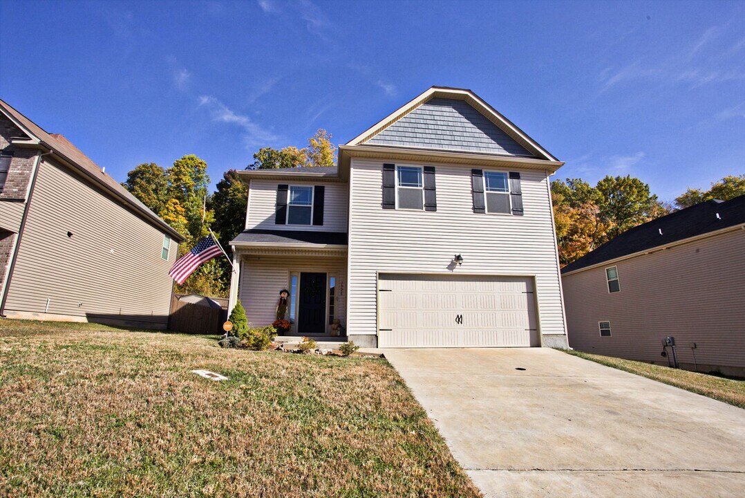 1328 Black Oak Cir in Clarksville, TN - Building Photo