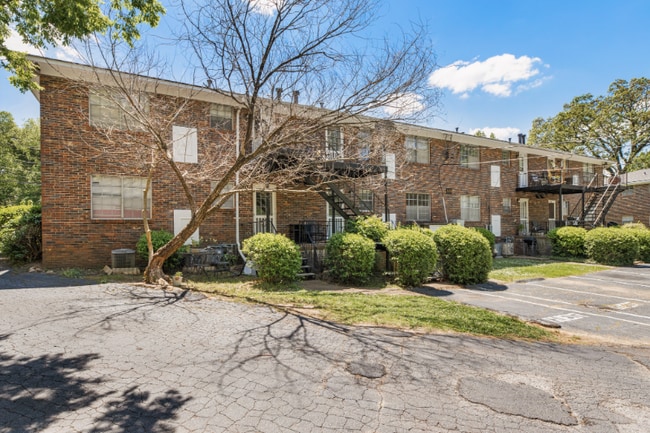 1380 Church St in Decatur, GA - Foto de edificio - Building Photo