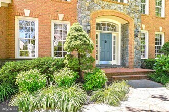 3530 Schuerman House Dr in Fairfax, VA - Building Photo - Building Photo