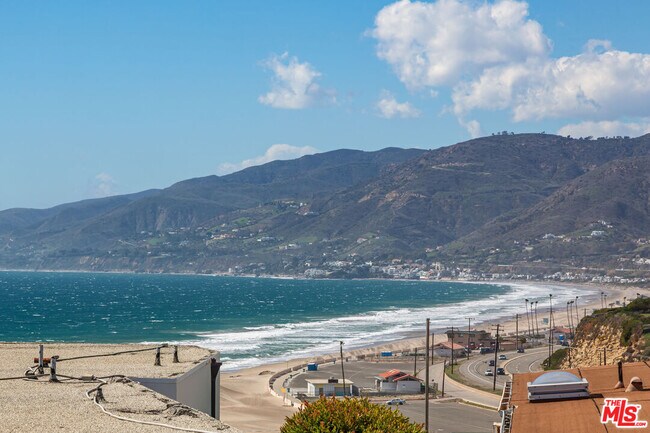29500 Heathercliff Rd in Malibu, CA - Building Photo - Building Photo