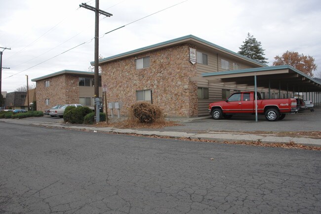 Royal Court Apartments in Yakima, WA - Building Photo - Building Photo