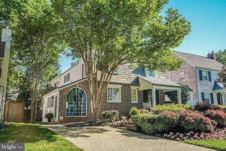 4817 Chevy Chase Blvd in Chevy Chase, MD - Foto de edificio - Building Photo
