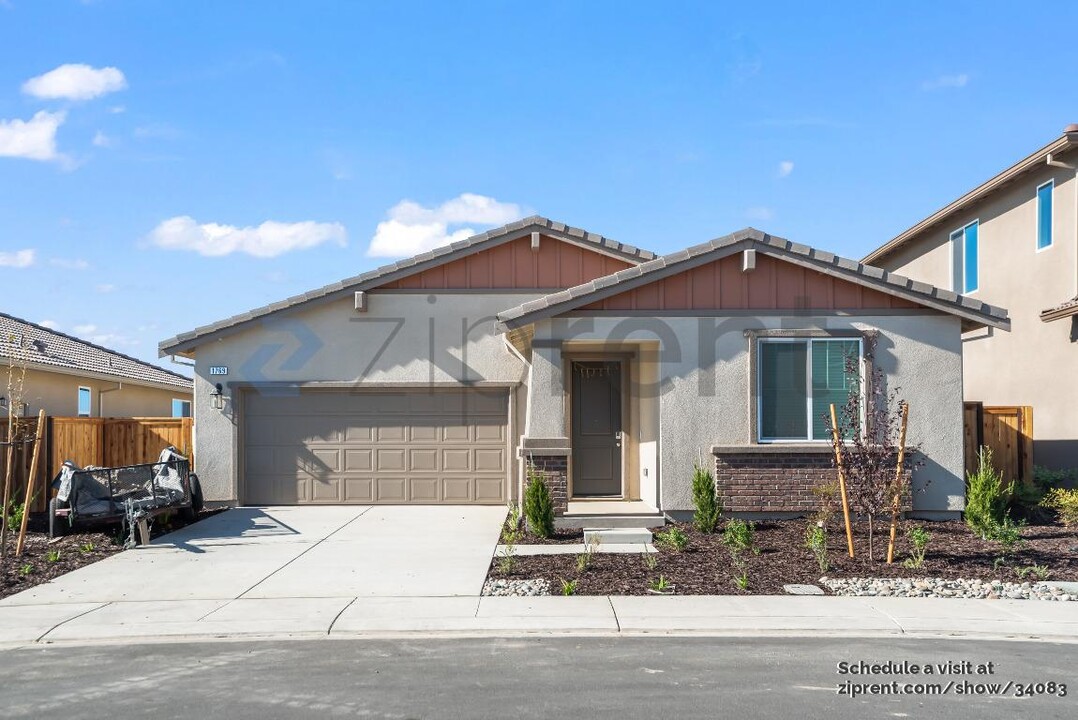 1769 Lacey Ave in Manteca, CA - Foto de edificio