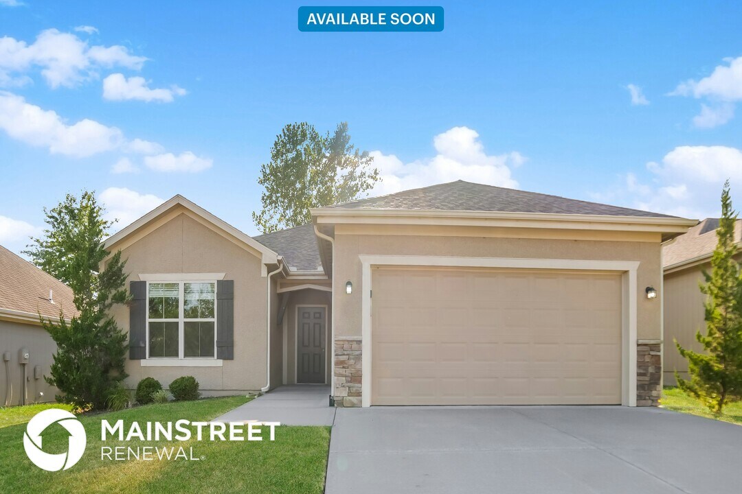 1502 NE Jaclyn Dr in Grain Valley, MO - Building Photo